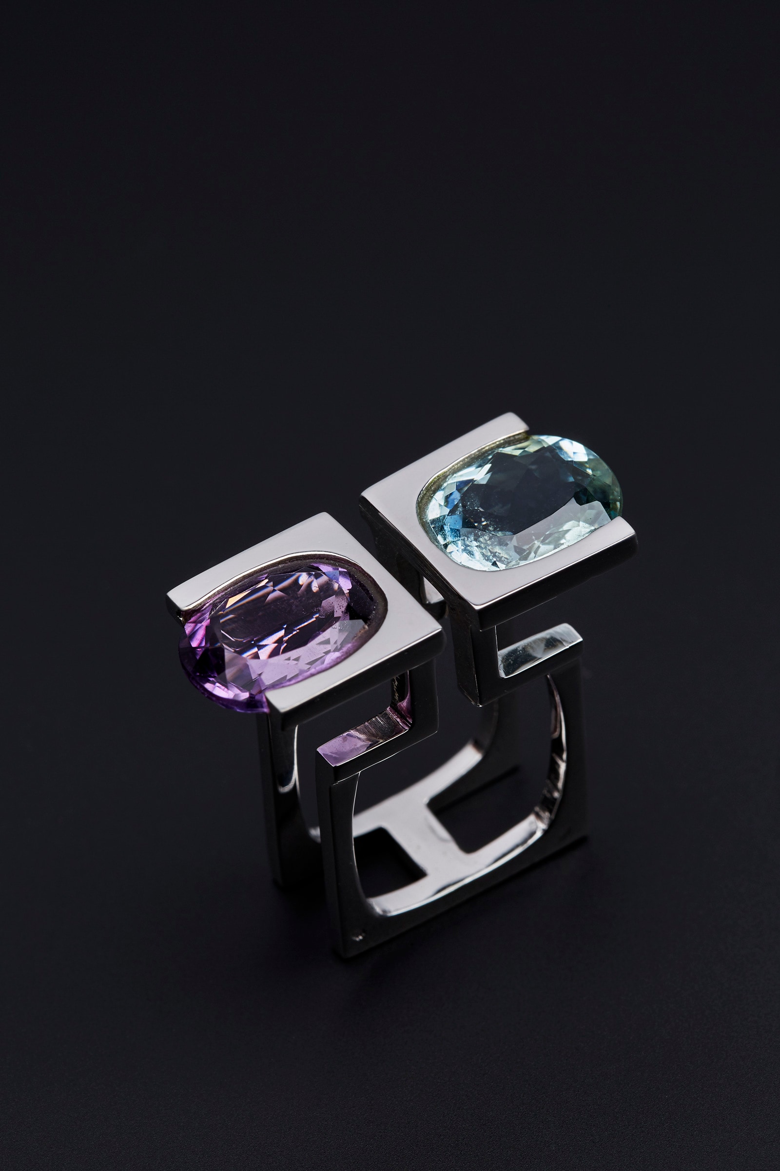 Jean Vendome, bague Double S, 1968, or blanc, améthyste et aigue-marine. Collection privée. Photo Benjamin Chelly Jean Vendome, bague Double S, 1968, or blanc, améthyste et aigue-marine. Collection privée. Photo Benjamin Chelly