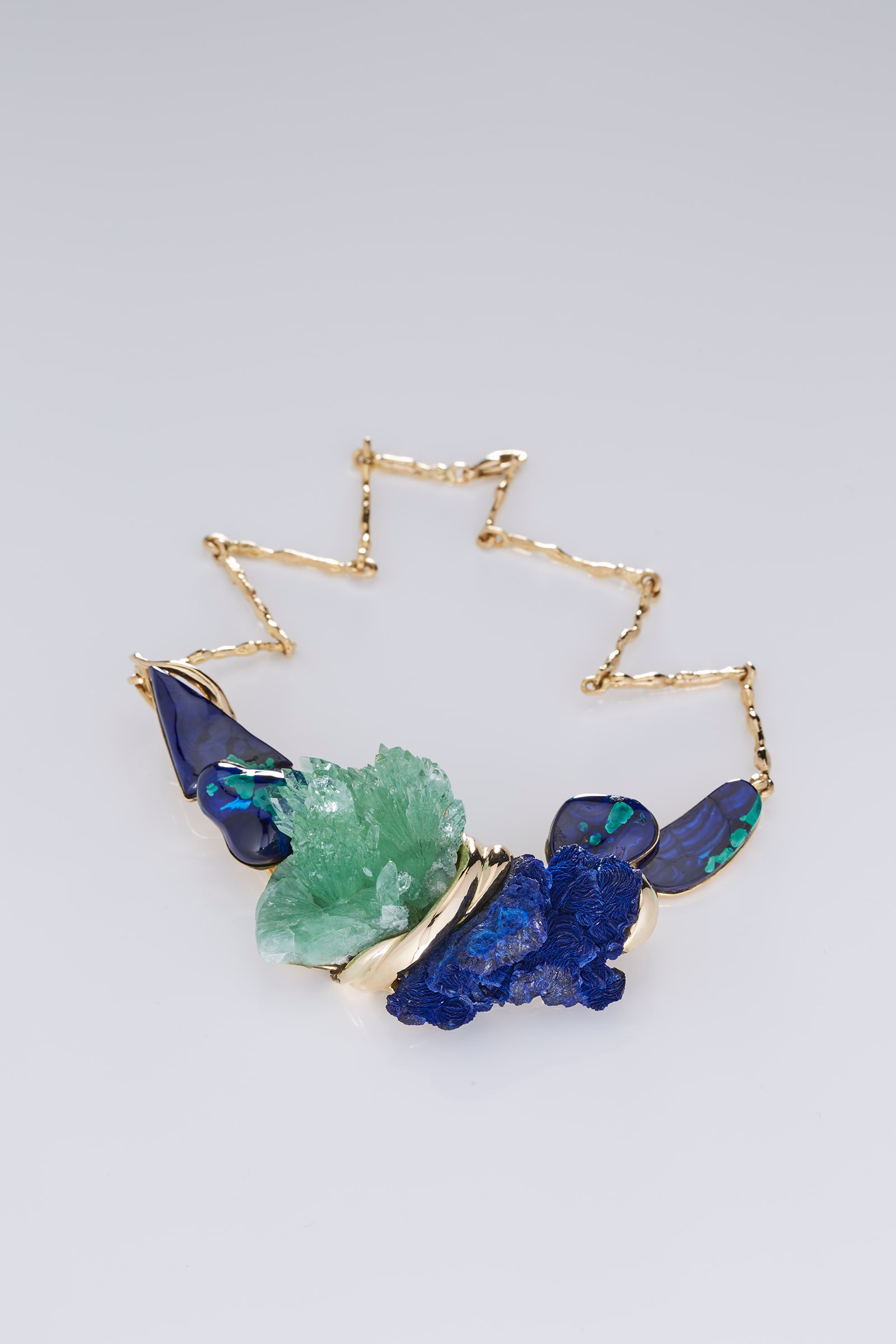 Jean Vendome, collier Méditerranée, 1992, or jaune, azurite malachite, azurite brute, apophyllite verte. Collection privée. Jean Vendome, collier Méditerranée, 1992, or jaune, azurite malachite, azurite brute, apophyllite verte. Collection privée.