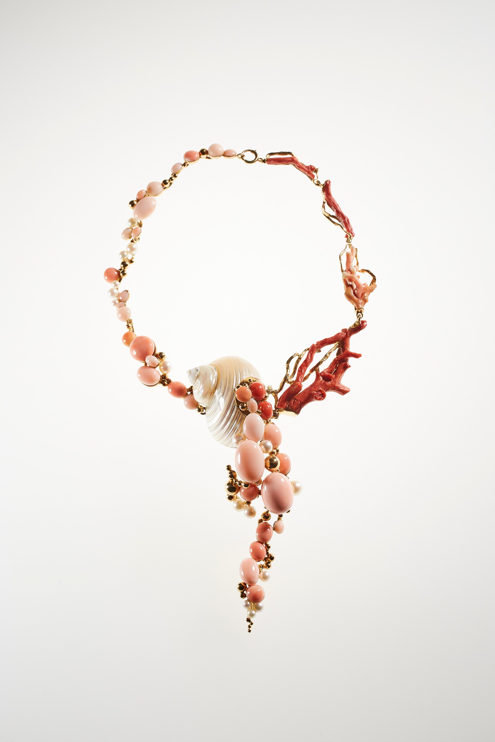 Jean Vendome, collier Fidji, 1988, argent, or jaune, coquillages, branches de corail, cabochons de corail peau d'ange, perles de culture. Collection LAURASAR. Jean Vendome, collier Fidji, 1988, argent, or jaune, coquillages, branches de corail, cabochons de corail peau d'ange, perles de culture. Collection LAURASAR.