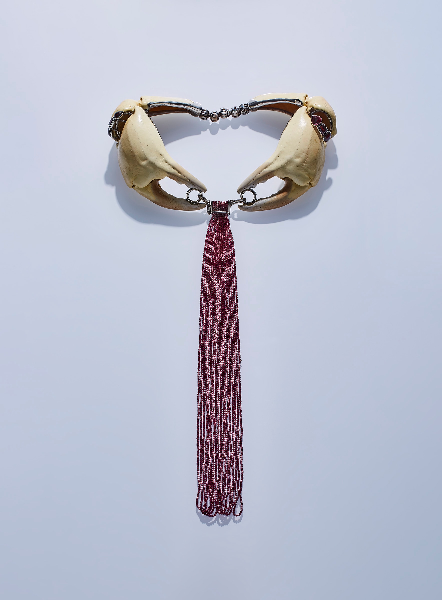 Jean Vendome, collier Le Dormeur, 1991, argent, pinces de tourteau, grenats. Collection privée. Jean Vendome, collier Le Dormeur, 1991, argent, pinces de tourteau, grenats. Collection privée.