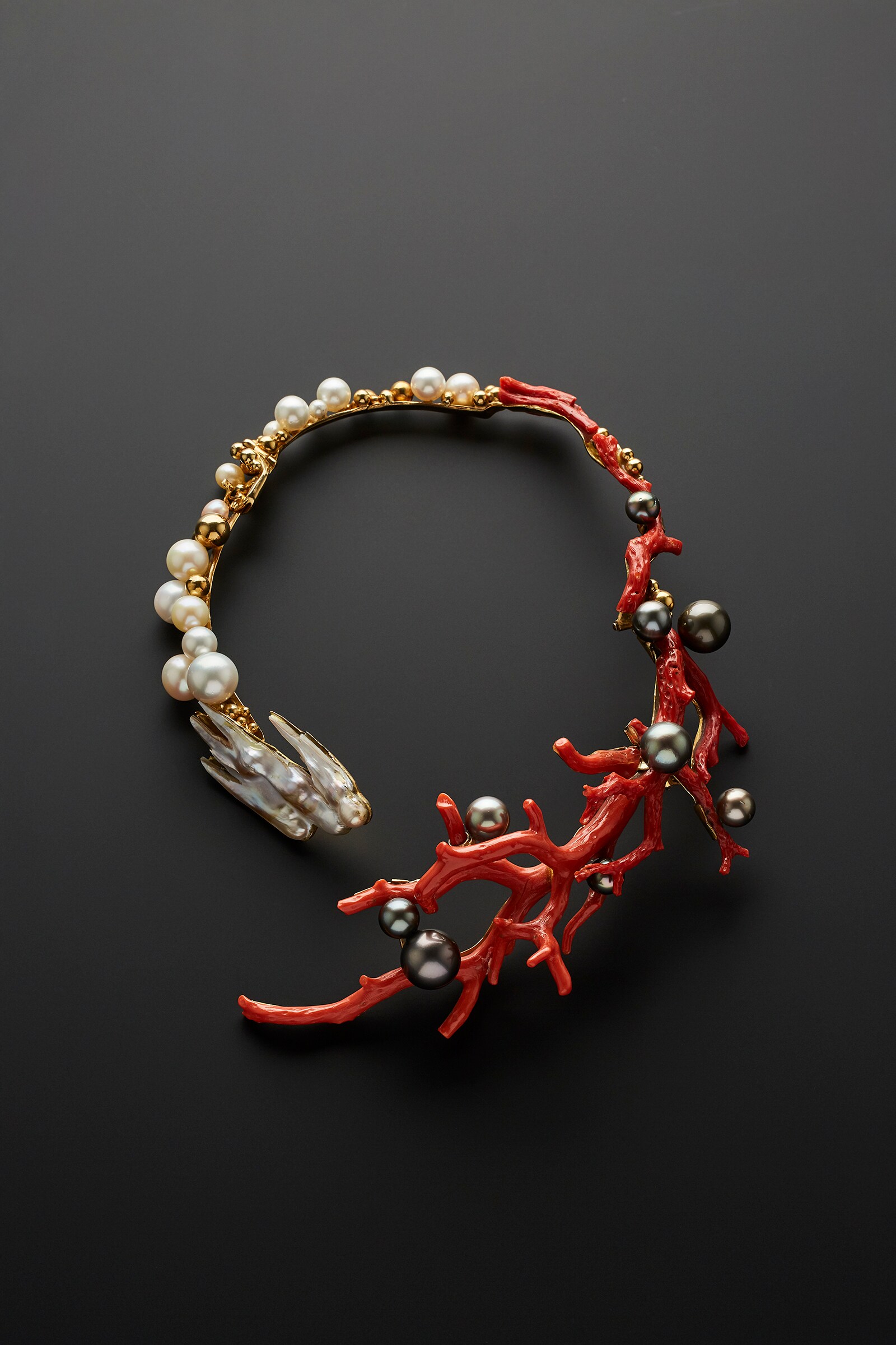 Jean Vendome, collier Odyssée, 2006, or jaune, branches de corail, perles de culture. Collection privée. Jean Vendome, collier Odyssée, 2006, or jaune, branches de corail, perles de culture. Collection privée.
