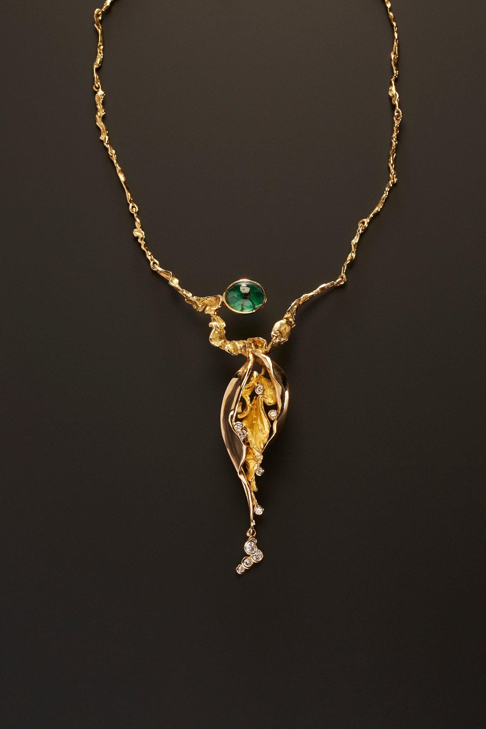 Jean Vendome, collier Vénus dit aussi Clin d'oeil, 1990, or jaune, diamants, émeraude trapiche. Collection LAURASAR. Jean Vendome, collier Vénus dit aussi Clin d'oeil, 1990, or jaune, diamants, émeraude trapiche. Collection LAURASAR.