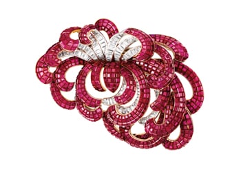 Van Cleef & Arpels, Chrysanthemum clip, 1937, Van Cleef & Arpels Collection. Patrick Gries © Van Cleef & Arpels SA