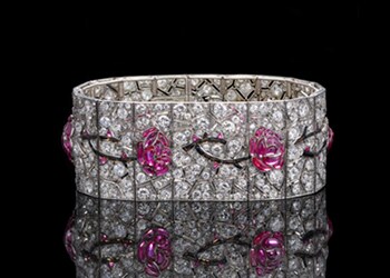 Photo: Bracelet, Lacloche, 1925. Platinum, buff-top ruby, onyx, and diamond. LA Collection Privée. © L’ÉCOLE Van Cleef & Arpels, photo: Benjamin Chelly