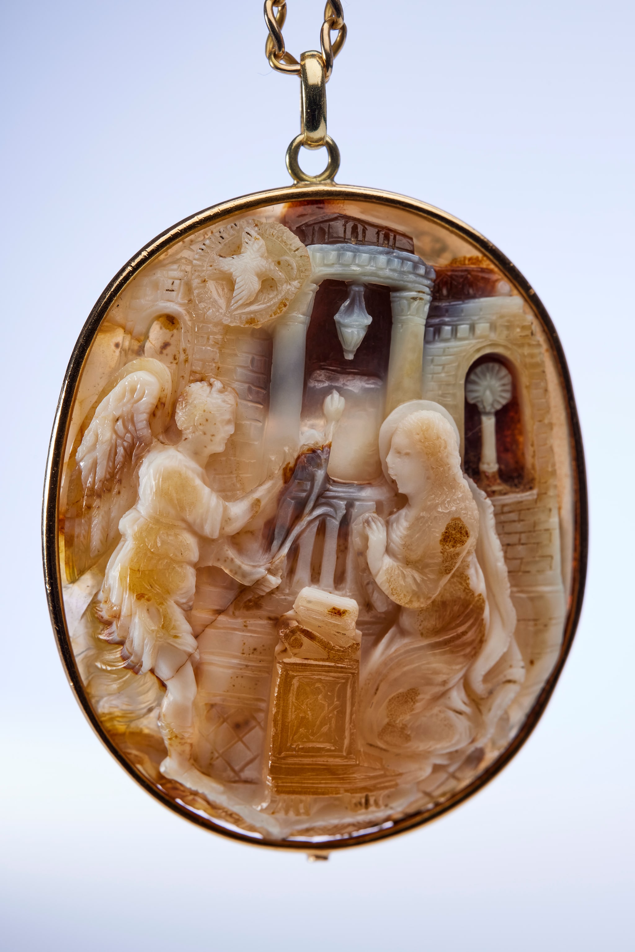 France, XVIe siècle. L’Annonciation. Camée double face en sardonyx monté en pendentif en or. Collection Guy Ladrière. Photo Benjamin Chelly.