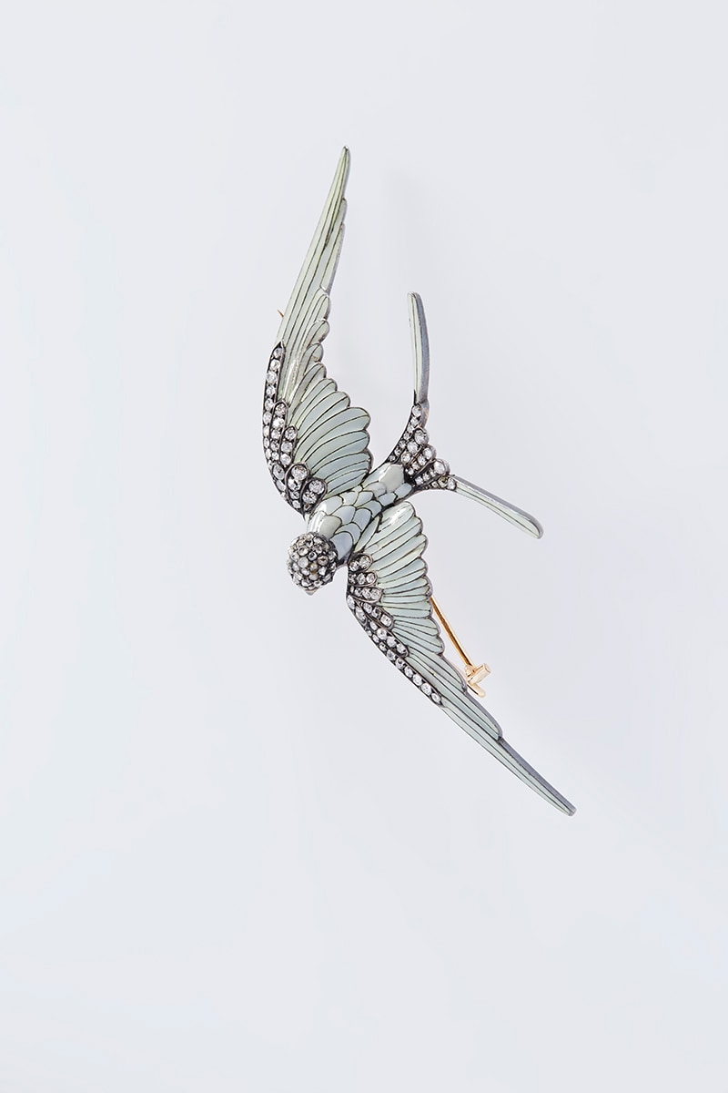 Broche Hirondelle, XIXe siècle, émail gris, Collection particulière, Photo Benjamin Chelly.jpg