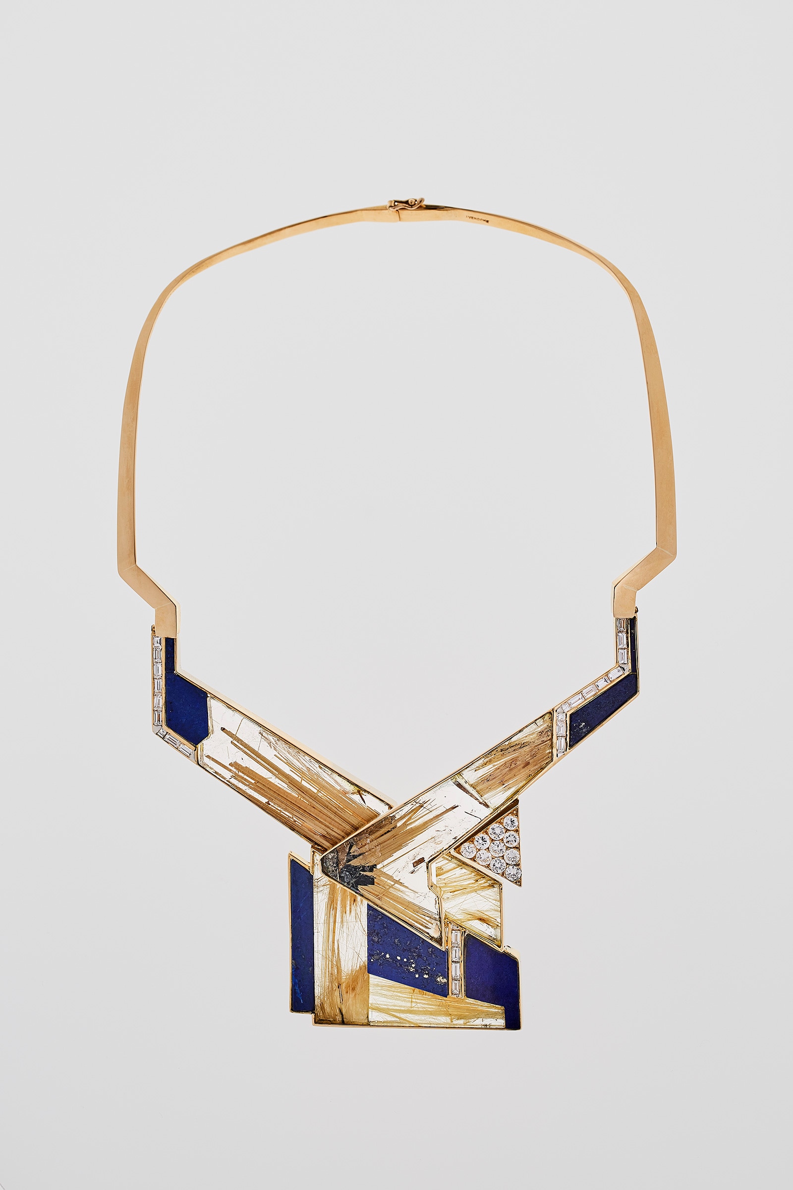 Jean Vendome, Diagonal necklace, 1974, yellow gold, rutilated quartz, diamonds, lapis lazuli. Private collection. Photo Benjamin Chelly (1)
