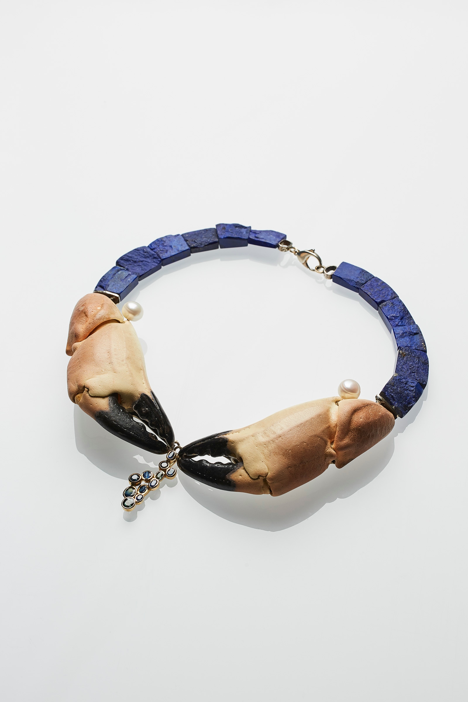 Jean Vendome, Rencontre necklace, 2007, yellow gold, silver, lapis lazuli, cultured pearls, sapphires, edible claws. Private collection. Photo B. Chelly