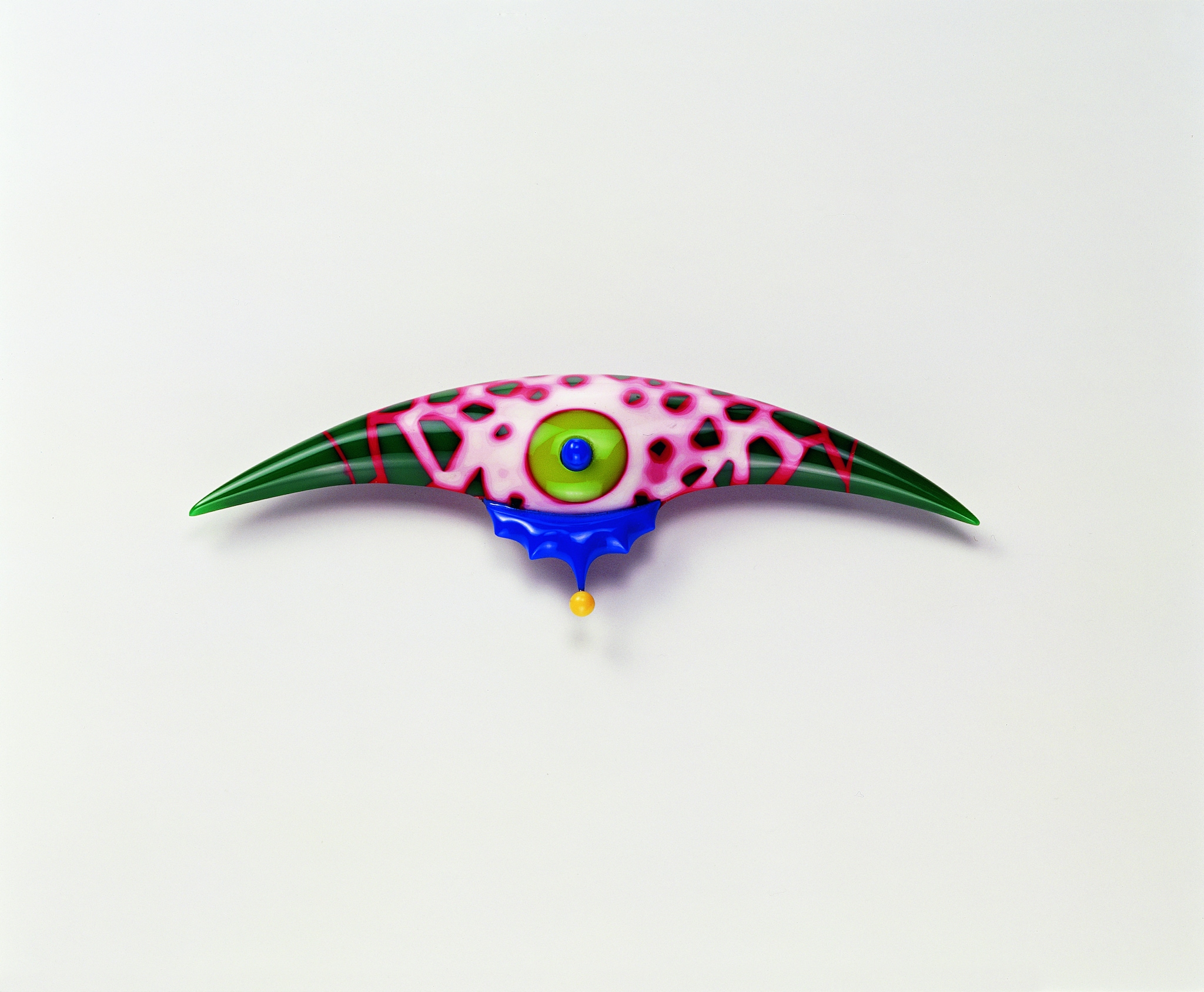 Peter Chang, brooch in acrylic and polyester – Glasgow, 1998 © Schmuckmuseum Pforzhe Photo Rüdiger Flöter