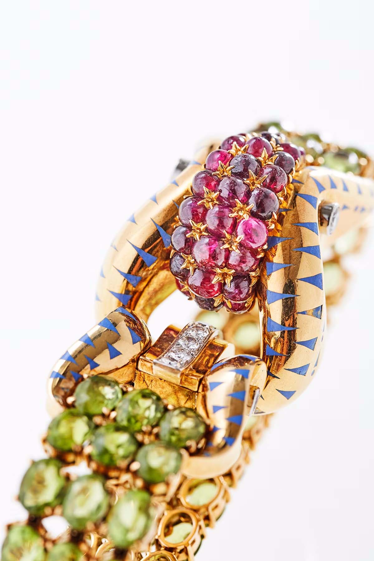 Bracelet, rubis, péridots, or émaillé et diamants, 1938. Fabrication atelier Verger-Collection F&R Gros, inc_crédit Benjamin Chelly