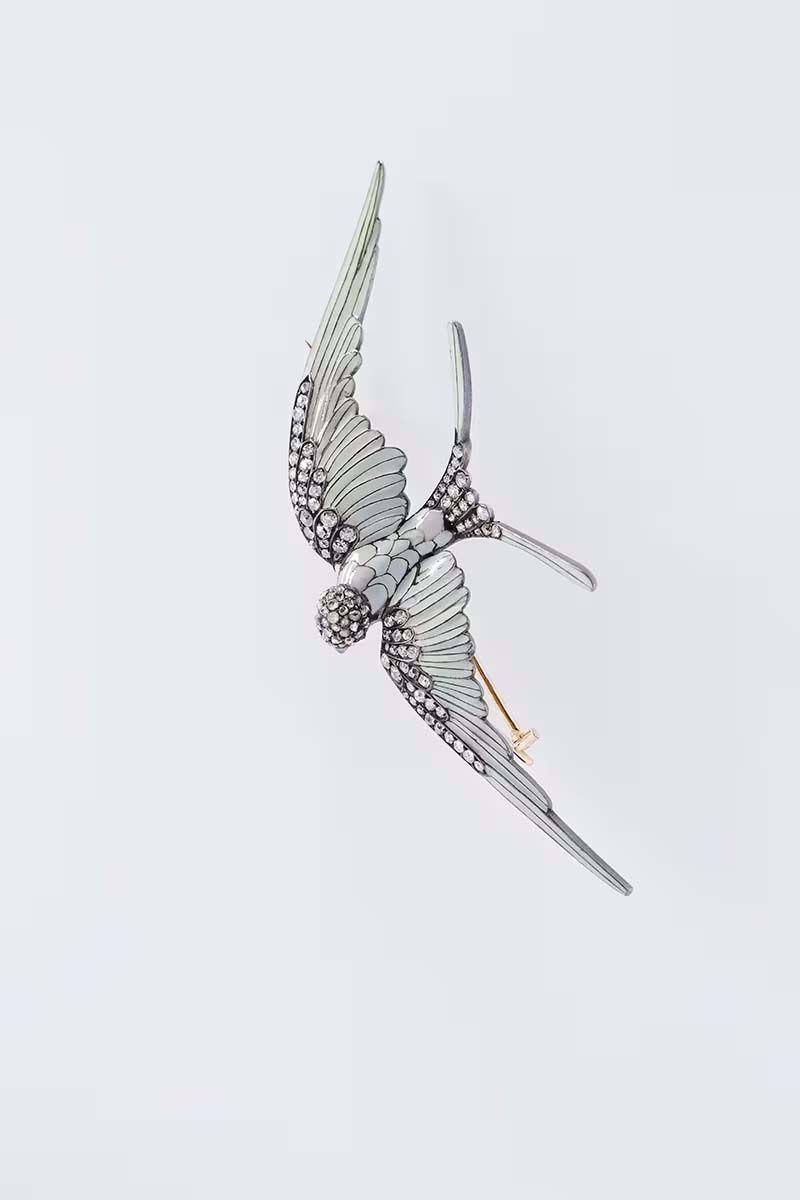 Broche Hirondelle, XIXe siècle, émail gris, Collection particulière, Photo Benjamin Chelly