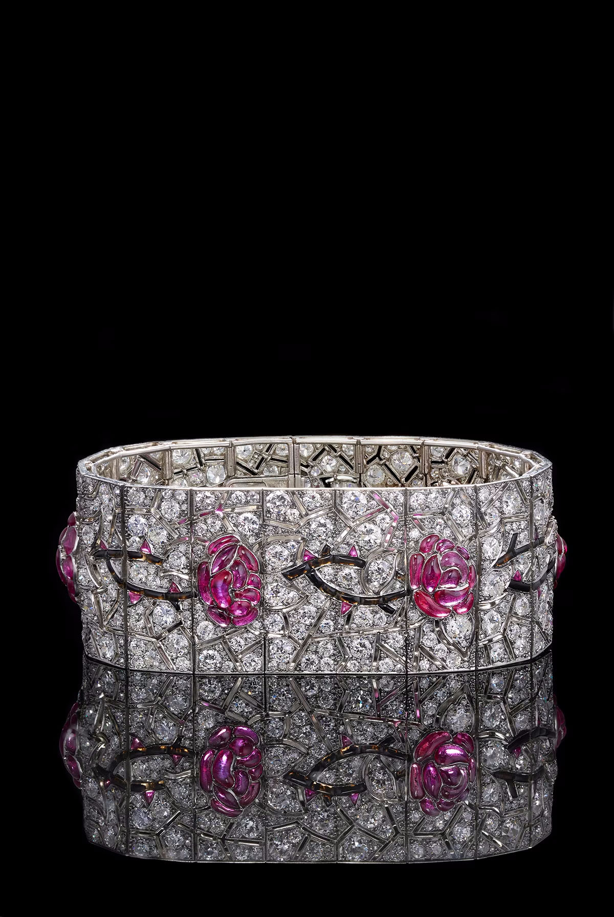 Exposition Lacloche_Bracelet en rubis suiffés, diamants, onyx, platine. LA Collection Privée_crédit Benjamin Chelly (9)