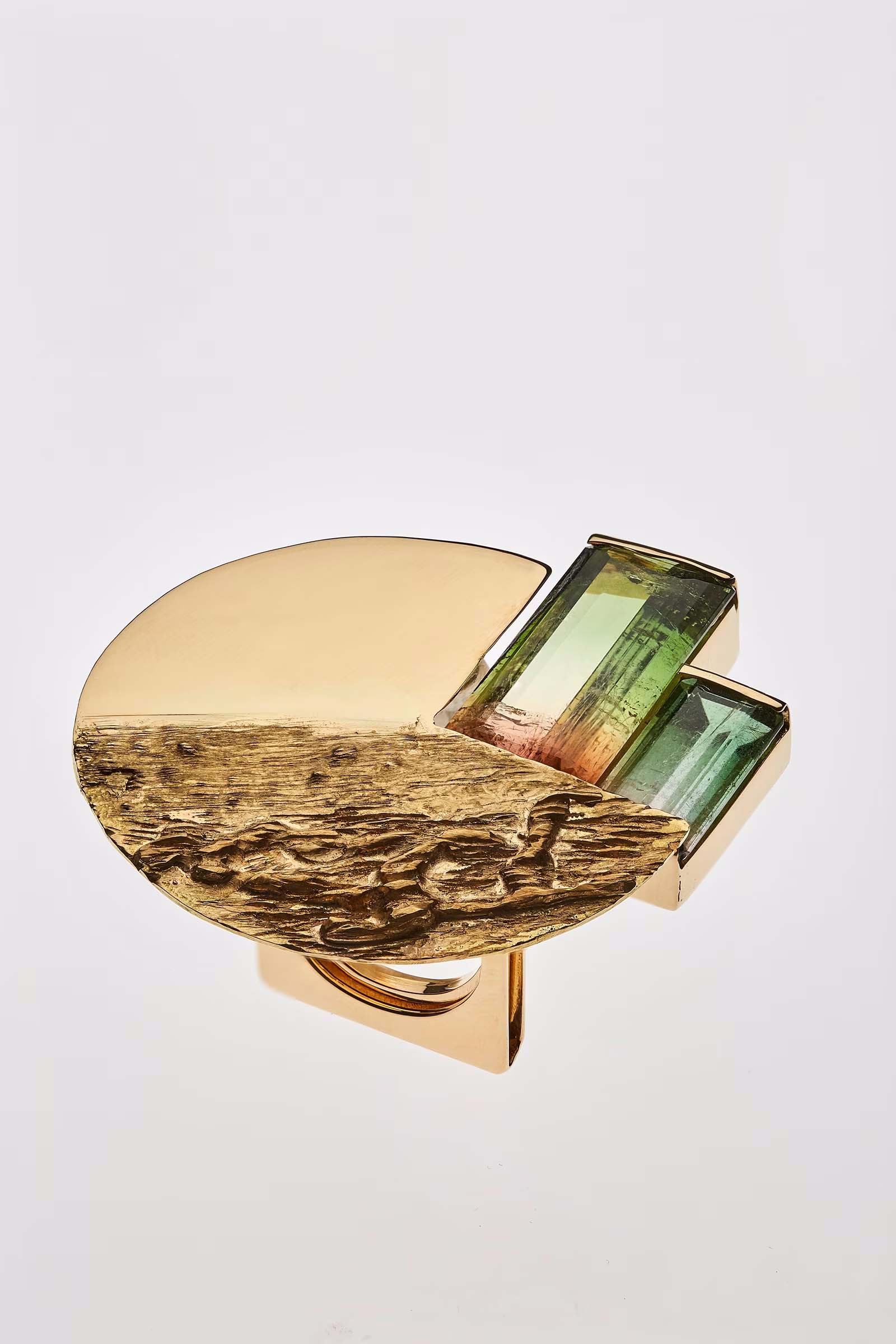 Jean Vendome, bague Cache-cache, 2007, or jaune sablé et poli, tourmalines melon d'eau. Collection privée. Photo Benjamin Chelly
