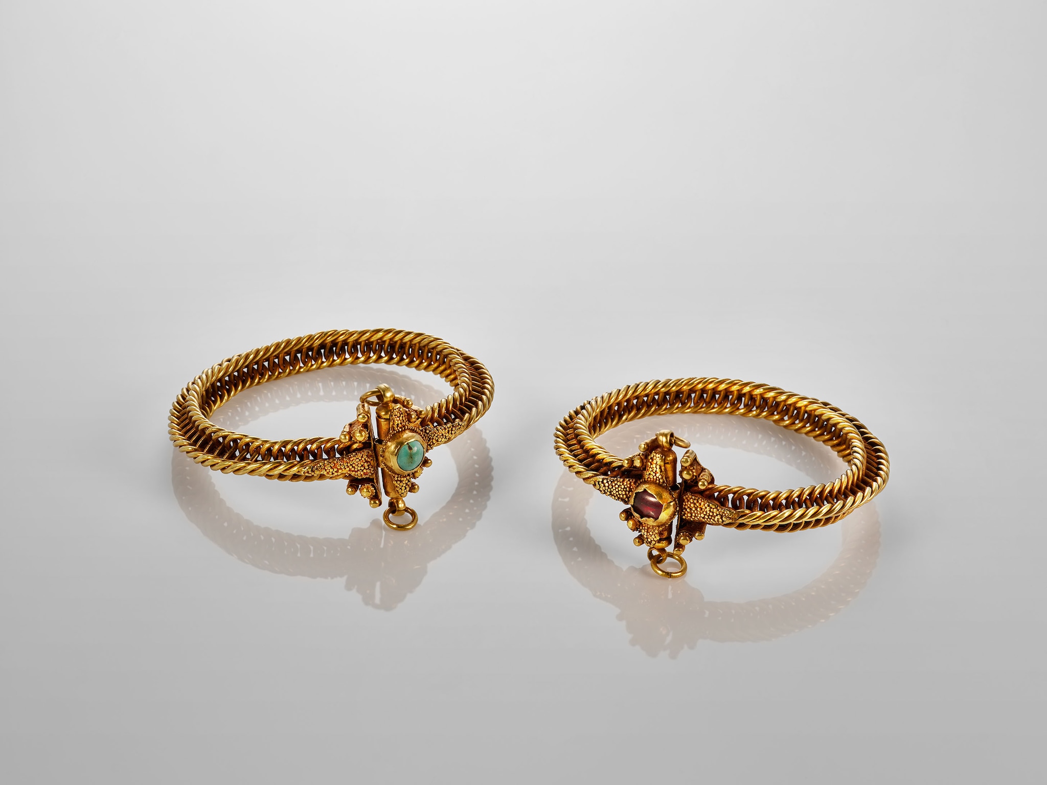Pair of gold bracelets with gem inlays, 3rd to 6th century, Courtesy of the Mengdiexuan Coll . Photo Picspark Co