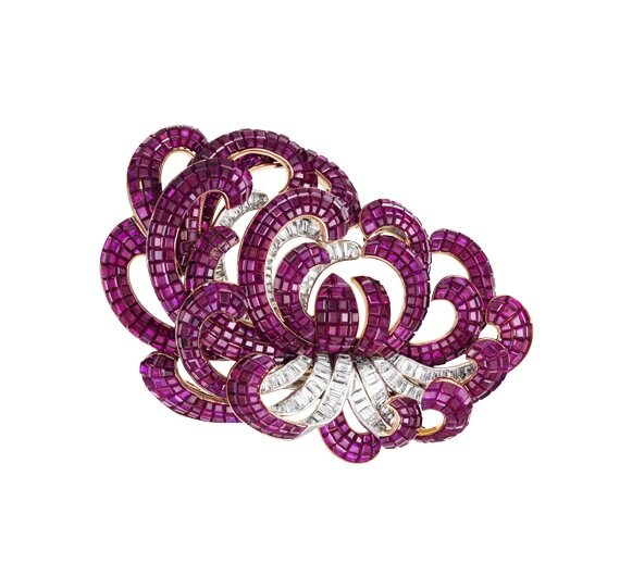 Van Cleef & Arpels, Chrysanthemum clip, 1937, Van Cleef & Arpels Collection. Patrick Gries © Van Cleef & Arpels SA
