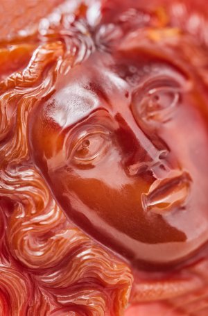 Rome, XIXe siècle, Méduse, Camée en Cornaline, Collection Guy Ladrière, Photo Benjamin Chelly