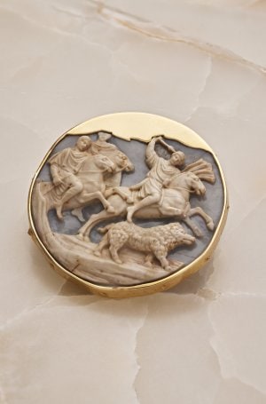 Italy, late 15th century. Wild boar hunt. Sardonyx cameo mounted on badge. Guy Ladrière Collection. Photo Benjamin Chelly.