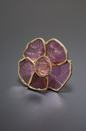 Jean Vendome, broche Rose, 1974, or jaune, tourmalines. Collection privée. Photo Benjamin Chelly