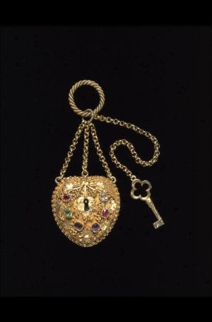 Médaillon en forme de cadenas, v 1830-1840, V&A museum Londres (C) Victoria & Albert Museum London.jpg