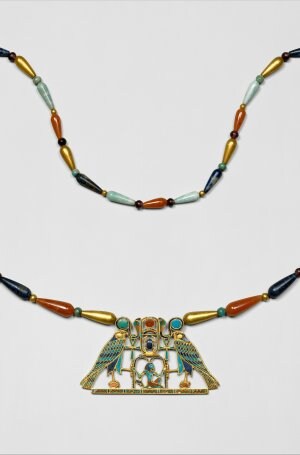 Collier de Sithathoryunet, Améthyste, cornaline, lapislazuli, feldspath vert, or jaune, Moyen-Empire, v. 1887-1878 av. J.-C., Metropolitan Museum of Art, New York.jpg
