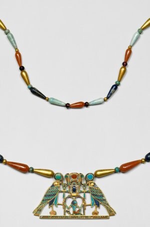 Collier de Sithathoryunet, Améthyste, cornaline, lapislazuli, feldspath vert, or jaune, Moyen-Empire.jpg