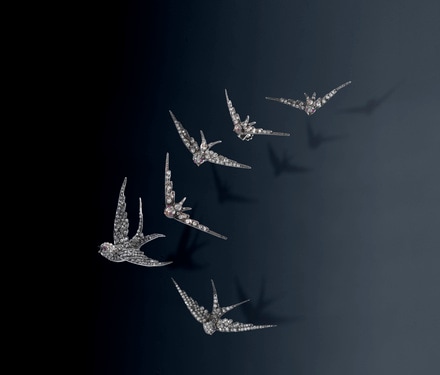 Ornement de corsage Vol d'hirondelles, dépôt musée Lalique, collection Shai bandmann et Ronald Ooi, (c) Rami Solomon & Kineret Levy Studio, Israel.jpg