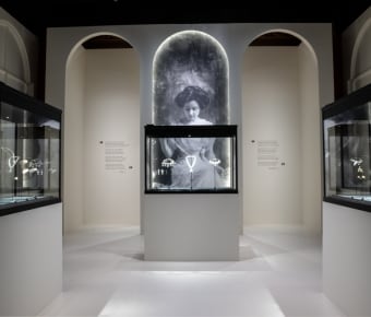 Scenography of the exhibition "Paris, City of Pearls"