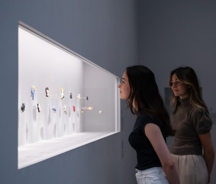 Deux femmes qui observent des œuvres 