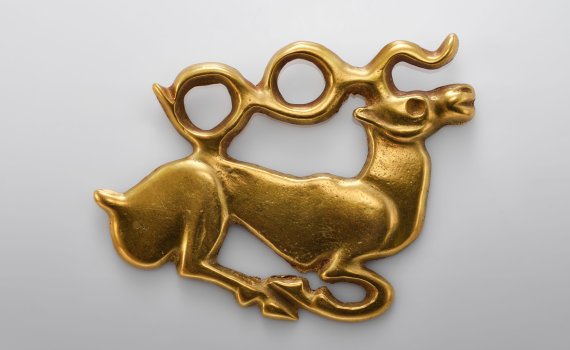 The Art of Gold_Recumbent stag ornament (c) L'ÉCOLE – photo: Picspark Co