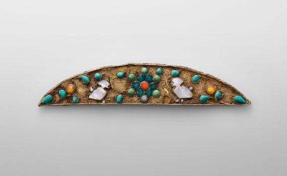 Gold comb top with gem, glass and shell inlay (c) L'ÉCOLE – photo: Picspark Co 