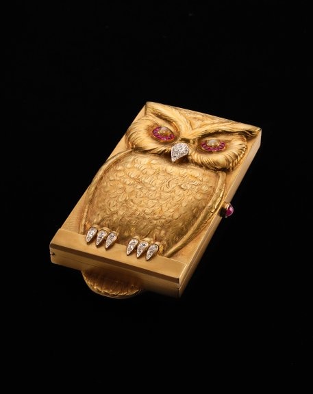 Vanity case, ca. 1905, Yellow gold, cat’s eye chrysoberyl, ruby, and diamond, Liang Yi Museum, Hong Kong