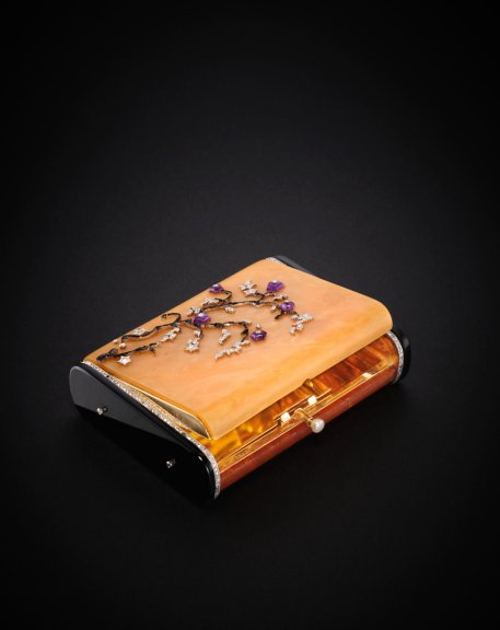 Vanity case, ca. 1925, Gold, amber, onyx, enamel, amethyst, pearl, and diamond, Liang Yi Museum, Hong Kong