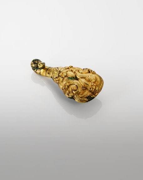 Belt buckle with mythological creature 