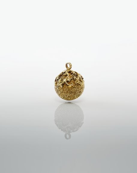 Pendant with plant motifs 