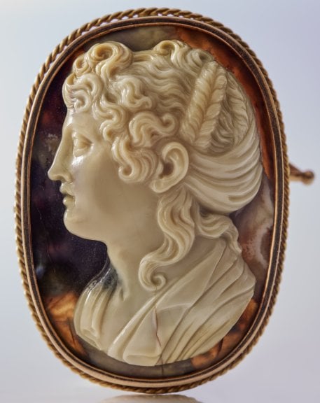 Attributed to Giuseppe Girometti (1780-1851) Profile of woman Sardonyx cameo on gold brooch Guy Ladrière Collection