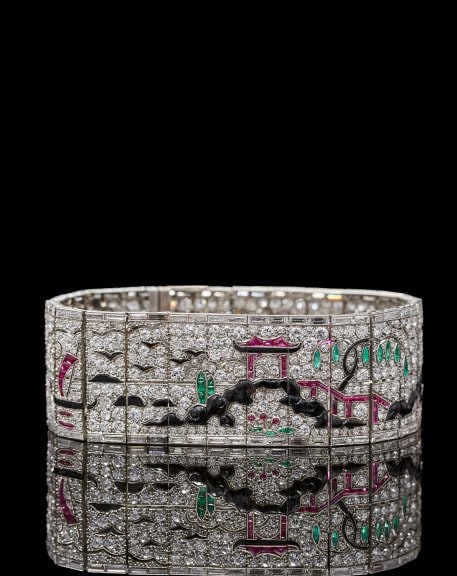 Bracelet, diamants, émeraudes, rubis, onyx et platine. Collection Albion Art, Tokyo. ©Albion Art Jewellery Institute. Photo : Tsuneharu Doi