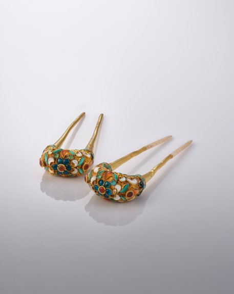 Gold bent hairpins with gemstone, glass and pearl inlays, 7th century, Courtesy of the Mengdiexuan Collection. Photo Picspark Co