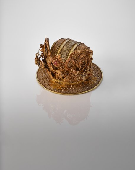 Gold hair bun ornament with bat and dragon decoration, 15th to 17th century, Courtesy of the Mengdiexuan Collection. Photo Picspark Co 