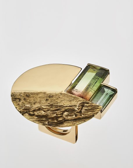 Jean Vendome, Cache-cache ring, 2007, sandblasted and polished yellow gold, watermelon tourmalines. Private collection. Photo Benjamin Chelly
