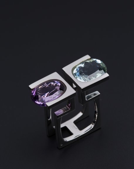 Jean Vendome, Double S ring, 1968, white gold, amethyst and aquamarine. Private collection. Photo Benjamin Chelly