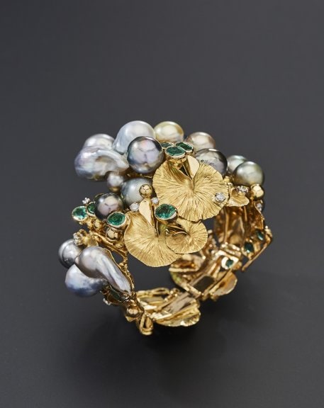 Jean Vendome, bracelet Nénuphars, or jaune, perles, diamants. Collection privée. Photo Chelly