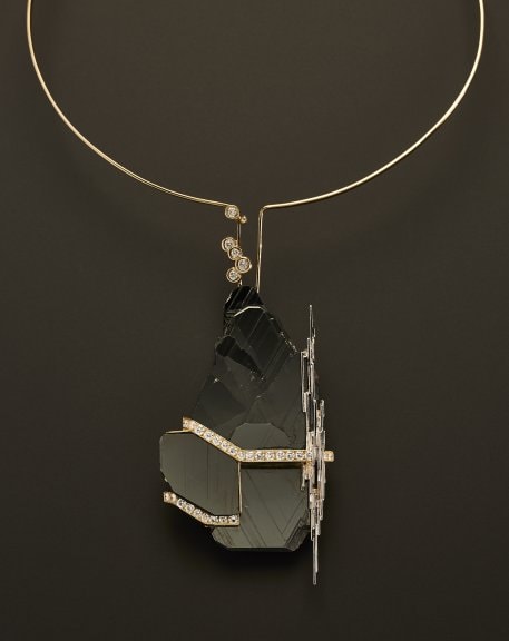 Jean Vendome, Ellipse brooch-pendant, 1995, yellow gold, diamonds, hematite. Private collection. Photo Benjamin Chelly