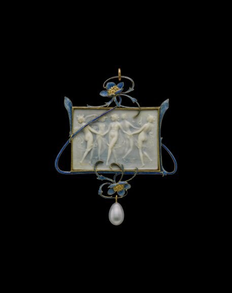 Through the eyes of a connoisseur - Circle of Dancing Nymphs Pendant by René Lalique - ©Albion Art Jewellery Institute, Photo Tsuneharu Doi