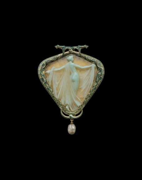 Through the eyes of a connoisseur - Naked Veiled Lady Pendant by René Lalique - ©Albion Art Jewellery Institute, Photo Tsuneharu Doi