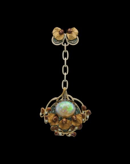 Through the eyes of a connoisseur - Opal and Gold ‘Sweet Pea’ Pendant by René Lalique - ©Albion Art Jewellery Institute, Photo Tsuneharu Doi