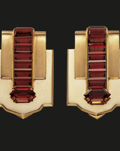 Cartier London, two clip brooches in gold, topaz – About 1935-40 © Schmuckmuseum Pforzhe Photo Ruediger Floeter Friedrich