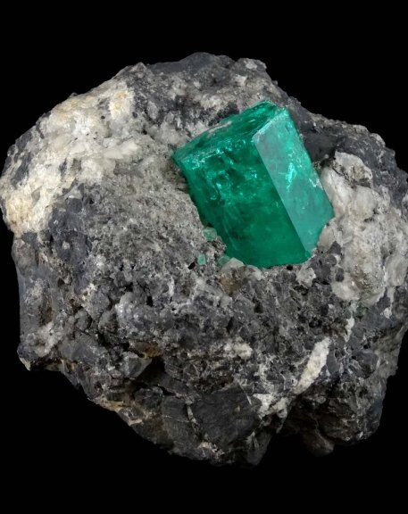 Raw Emerald, Muzo Valley, Eastern Cordillera, Colombia. Currently in the Mineralogy Museum of MINES - ENSMP 6334 © Musée de Minéralogie Mines Paris - PSL / E. Gaillou.
