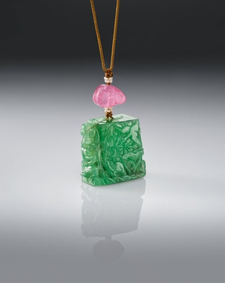 翡翠萬福花鳥紋佩，翡翠、碧璽、珍珠和絲繩，清代（1644年 –1911年），千燈室藏品， © L’ÉCOLE Van Cleef & Arpels，圖片: Picspark Co
