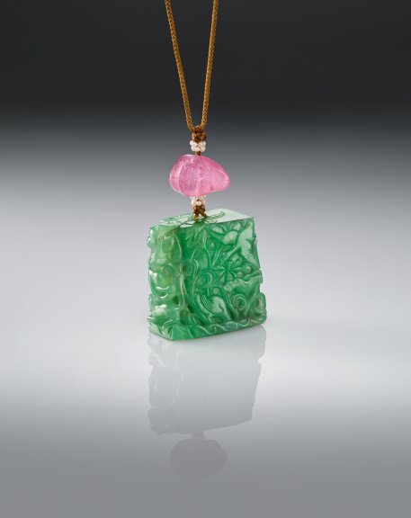 翡翠万福花鸟纹佩，翡翠、碧玺、珍珠和丝绳，清代（1644年 –1911年），千灯室藏品， © L’ÉCOLE Van Cleef & Arpels，图片: Picspark Co