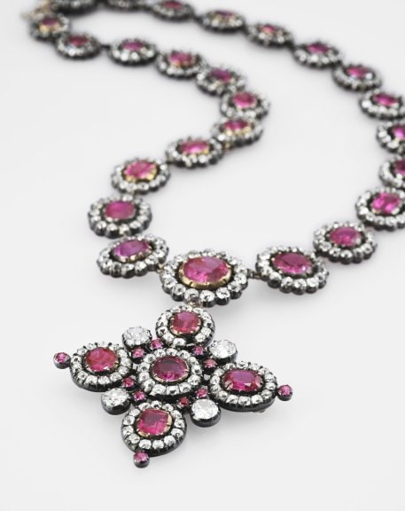 紅寶石項鍊，紅寶石、鑽石和銀，18世紀，千燈室藏品， © L’ÉCOLE Van Cleef & Arpels，圖片: Picspark Co，《美學之眸：千燈室珠寶珍藏展》，L'ECOLE珠寶藝術學院, K11 MUSEA, Hong Kong